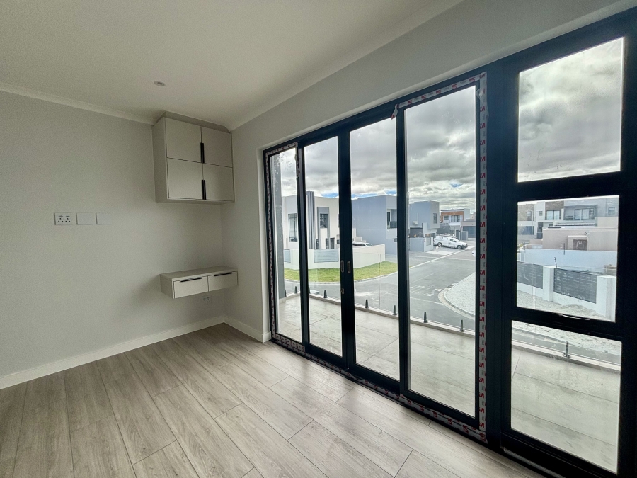 To Let 4 Bedroom Property for Rent in Sandown Western Cape